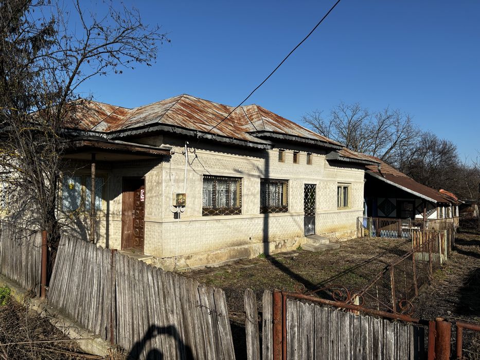 Casă de vânzare în Finta Mare, Dâmbovița, teren 769 mp, stradă asfaltată și liniștită