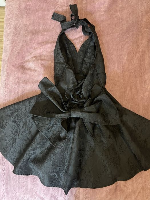 Ефектна черна рокля