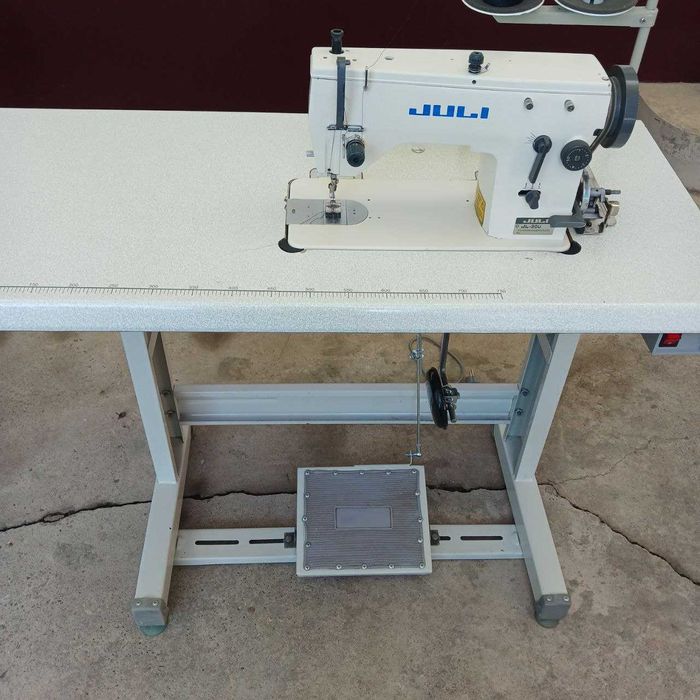 "Зиг-заг" швейная машина. Год гарантии/Металл/Комплект.