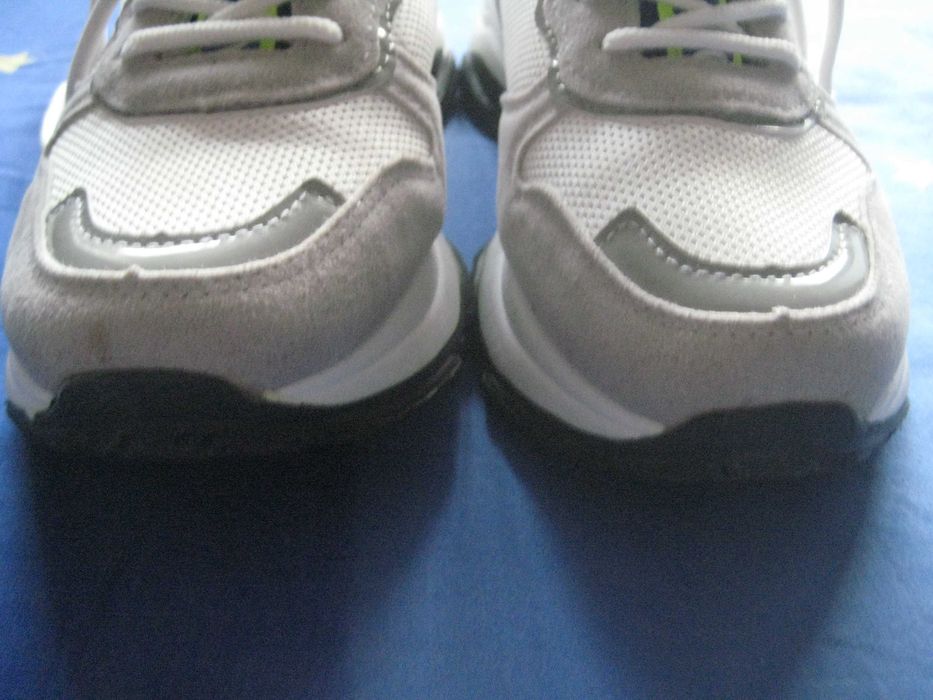 Продавам дамски спортни маратонки