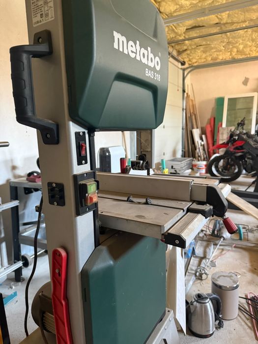 Metabo BAS 318 Precision WNB – Ferăstrău cu Bandă Profesional, 900 W, Iluminare LED și Stand Inclus
