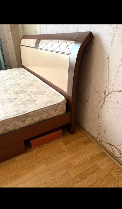 Кровать двуспальная с матрасом