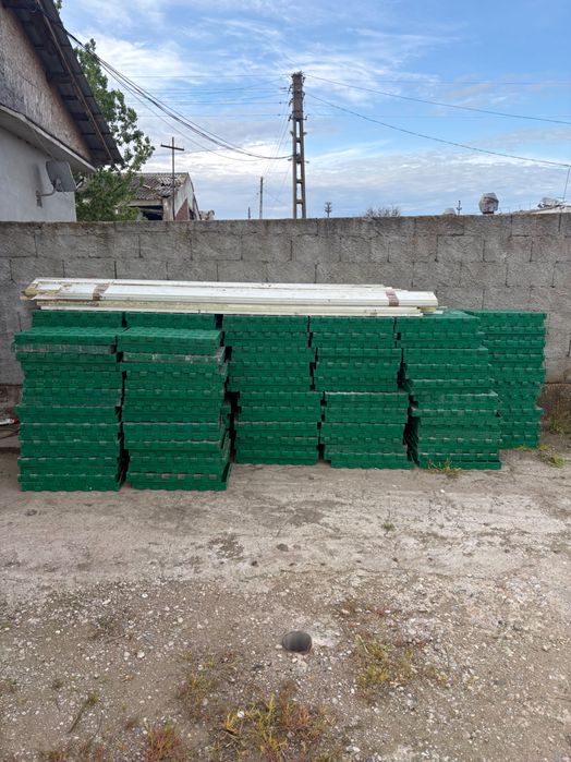Vând 300 bucăți plăci PODELE din plastic + inaltatoarele, pt zona fatare purcei