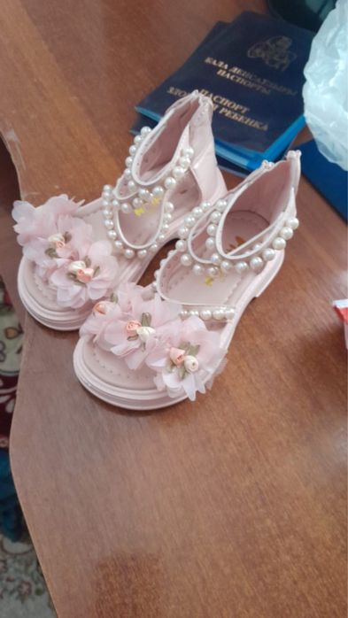 Продам сандали новые
