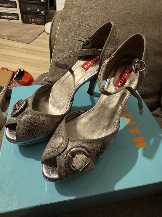 Vand Pantofi Dama Noi din Piele Naturala Marimea 38 Pret pentru ambele perechi!