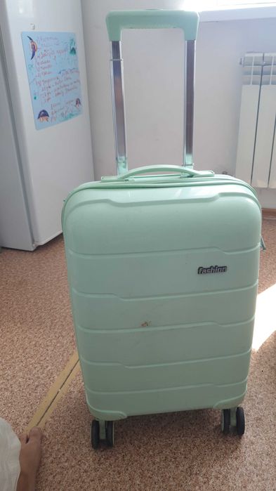 Чемодан хороший , цвет приятный