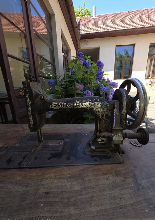 Vand doua masini de cusut marca SINGER. Una este foarte veche cu suveica, cealalta este o masina de cusut scufundabila.