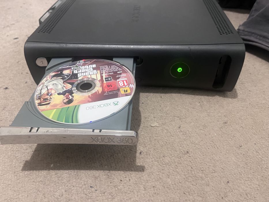 Xbox 360 + controller wireless + 5 jocuri