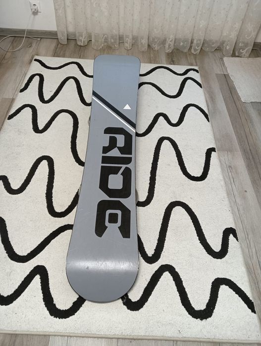 Vând placă de snowboard Ride