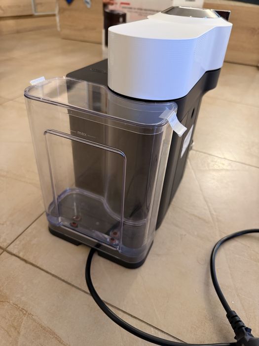 Espressor Nespresso Vertuo Lattissima alb in garantie