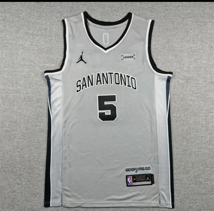 Maiouri de baschet cu San Antonio Spurs