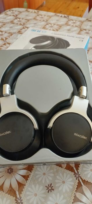 Продавам чисто нови блутут слушалки Mixcder E7