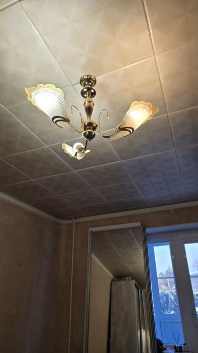 Продам люстру в отличном состоянии