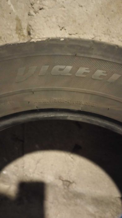 ПРОДАВАМ  4  РУСКИ ЛЕТНИ ГУМИ  ВИАТИ   215/60/17  НА  10 ХИЛ.  КМ.