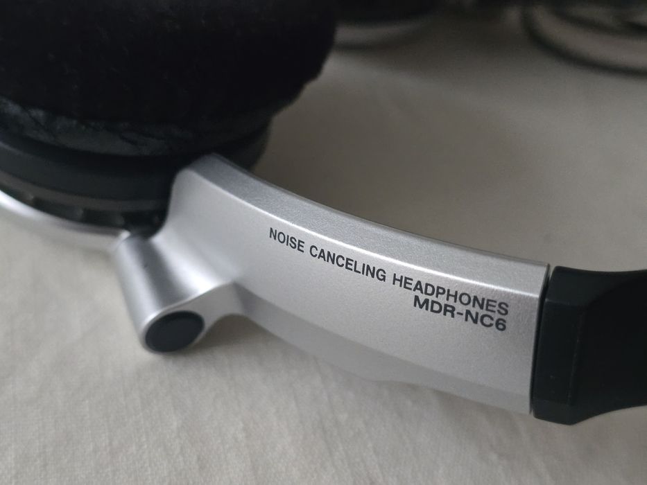 Căști Sony cu noise cancellation