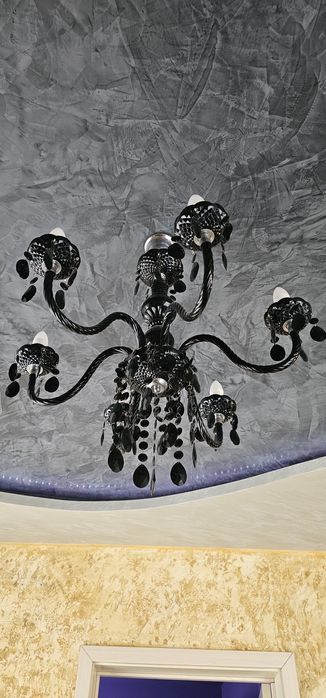 Полилей с черни висулки