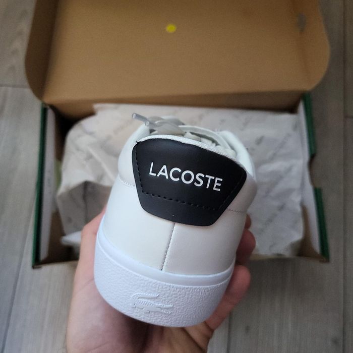Adidasi lacoste ,la cutie
