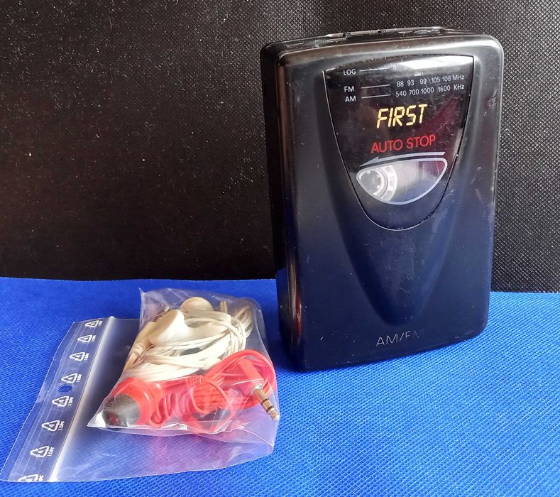 Walkman FIRST 337, made in Japan + 2 perechi căști (50-45 lei)