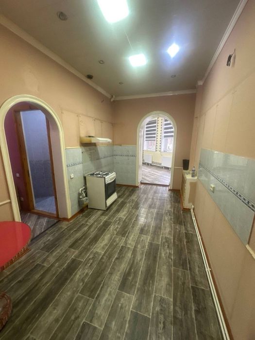 Урда. Улица Навои 3/3/4 высокопотолочка,  набережная Анхора