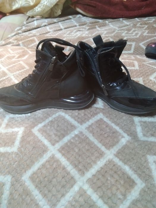 Продам не дорого ботинки зими-весна