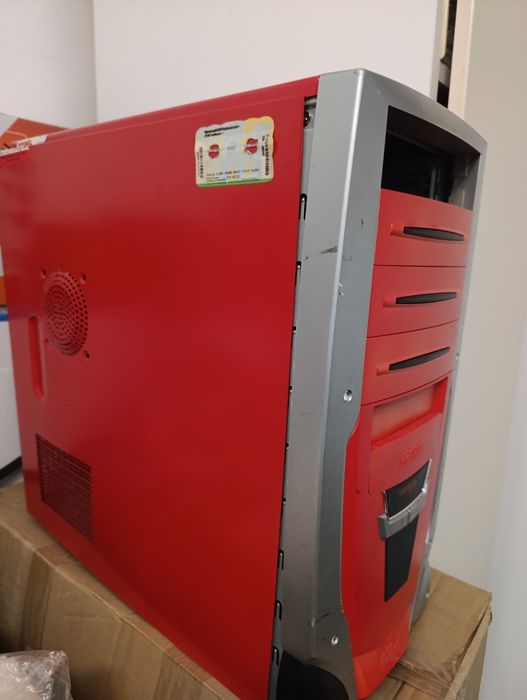 Vând carcase / case  PC