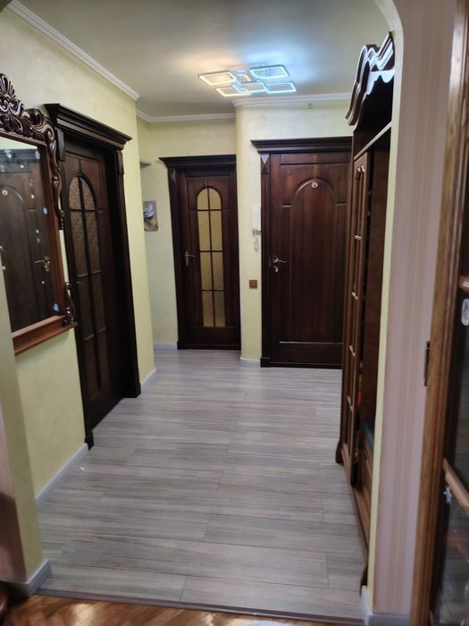 Продам квартиру трехкомнатную