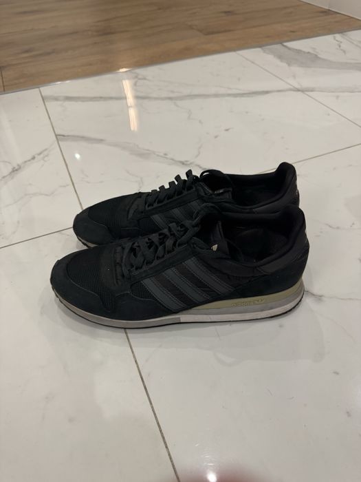 Кроссовки Adidas.