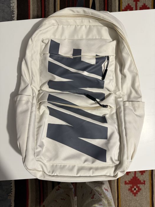 Белый спортивный рюкзак