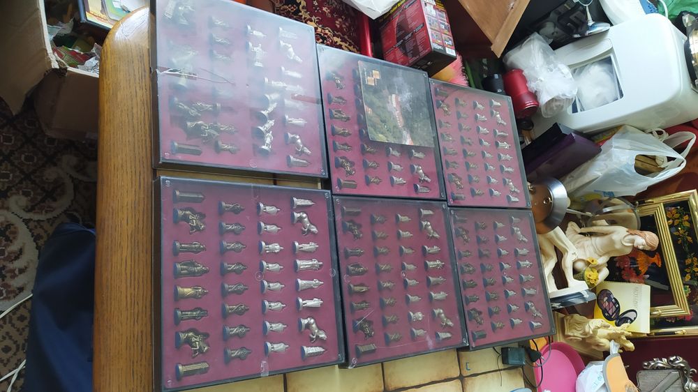 Vînd jocuri de societate.