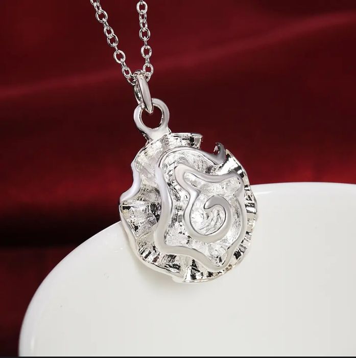 Серебряный комплект у каждого из них есть проба 925