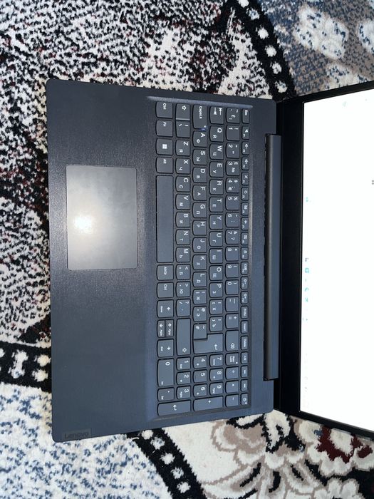 Noutbook Lenovo sotiladi