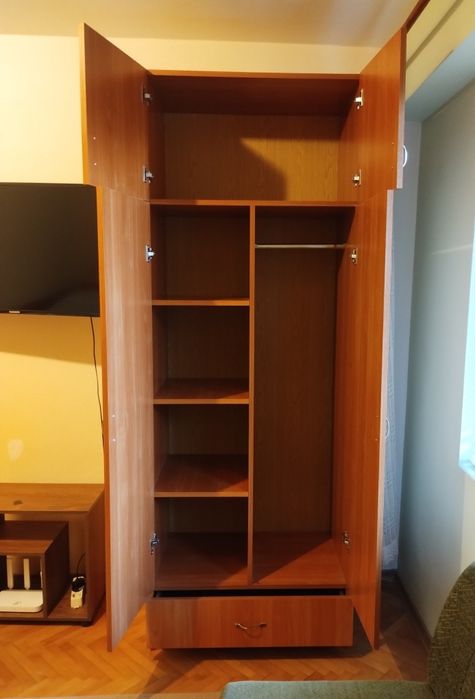 Продавам гардероб, секция, ракла.