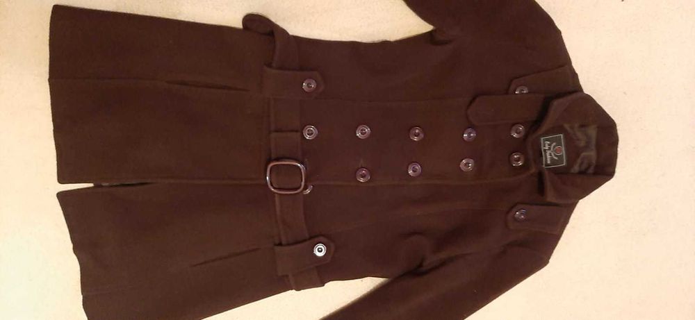 Тъмно кафяво палто