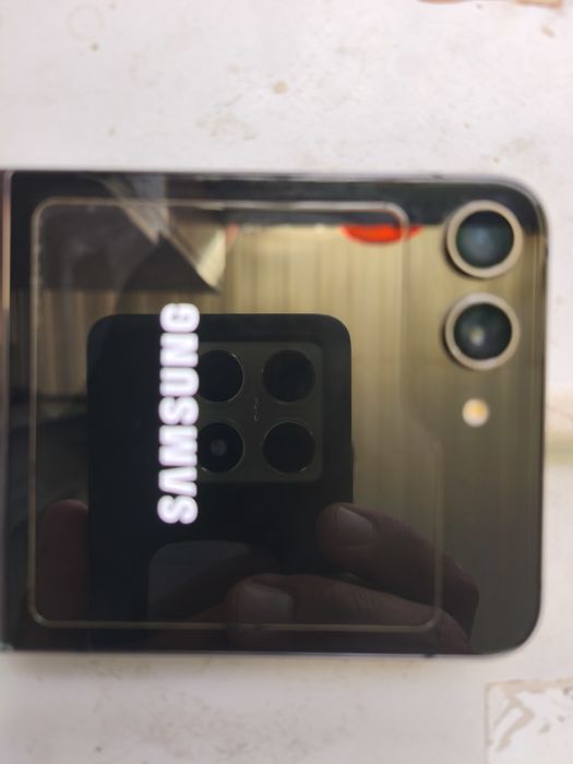 Samsung Z Flip 5 дисплей