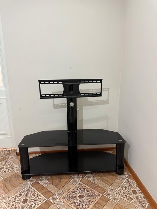 Стол и стулья в гостиную