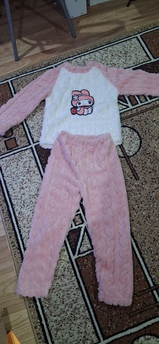 Тепленький костюм новый.