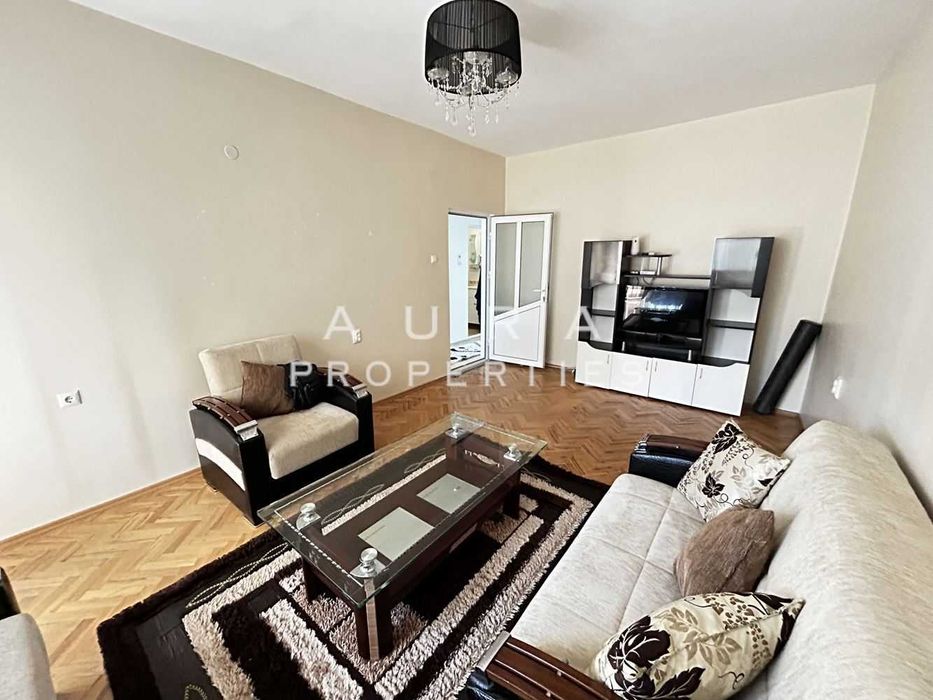 Дава се под наем Тристаен апартамент в Разград, Център - 100 кв.м за 561 € - Снимка #1