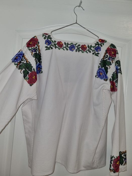 Cămăși cusute cu mărgele