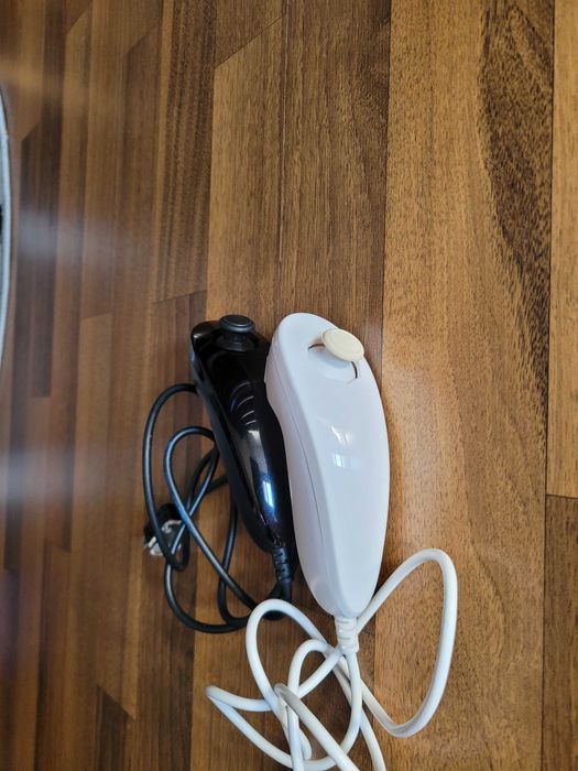 2 nunchucks pt nintendo wii