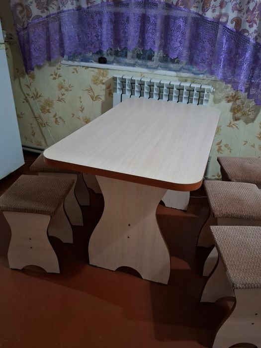 Кухонный стол со стульями