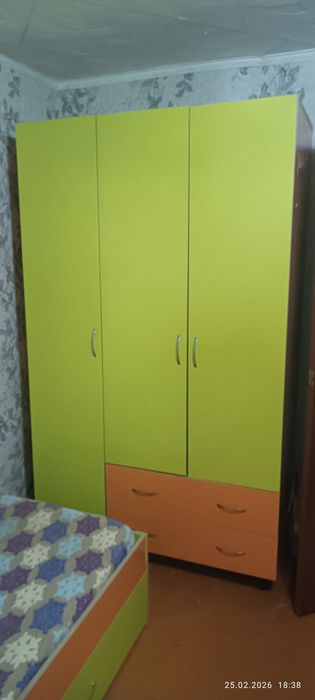 Продам две кровати и шкаф.75000