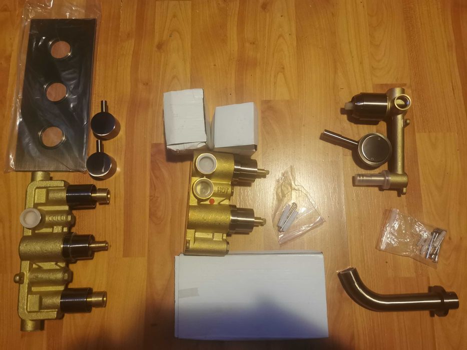 Set baterii duș,cada si lavoar Aqualisa. încorporată, premium