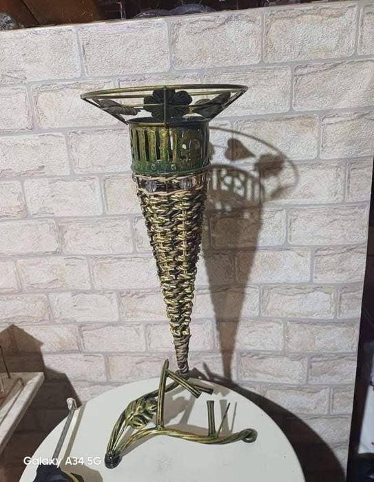 Метална ваза за сухи цветя
Цената е 15 €