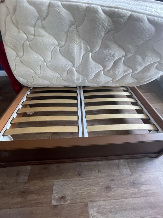 Продам кровать двуспальную.