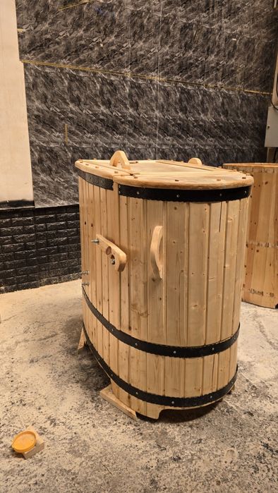 Это кедровая фитобочка мини-сауна, используемая для оздоровительных