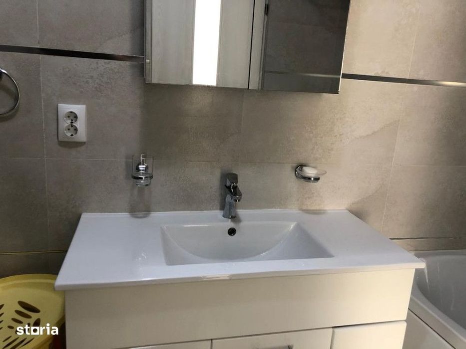 Apartament de 3 camere,60 mp,2 parcari, zona Vivo