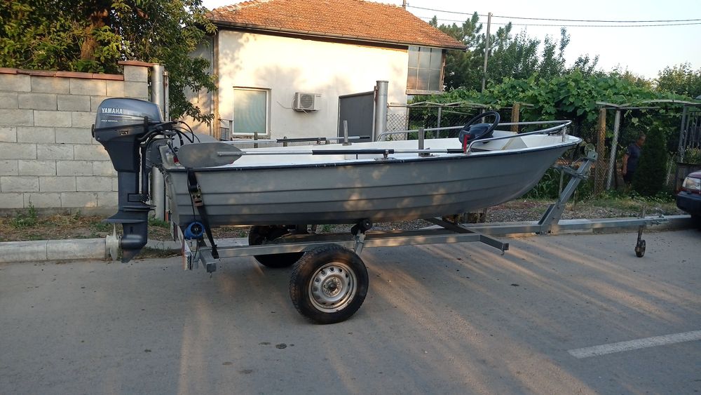 Лодка с колесар и двигател