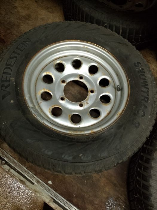 Продават се гуми с джанти