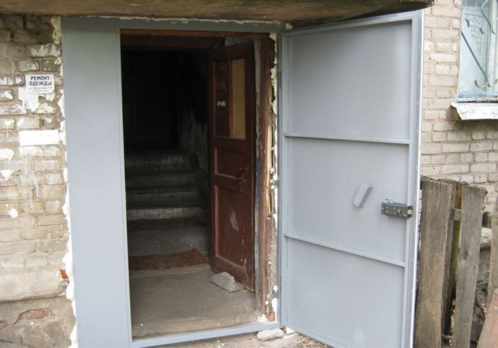 Продаем железную дверь…