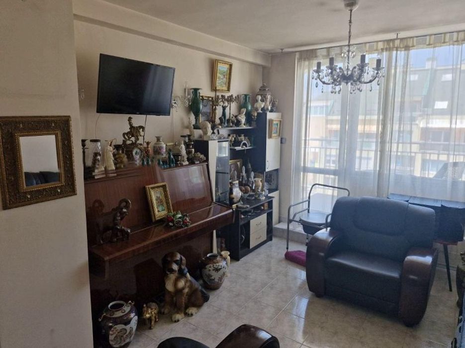 Дава се под наем Тристаен апартамент в София, Младост 1 - 80 кв.м за 1100 € - Снимка #1